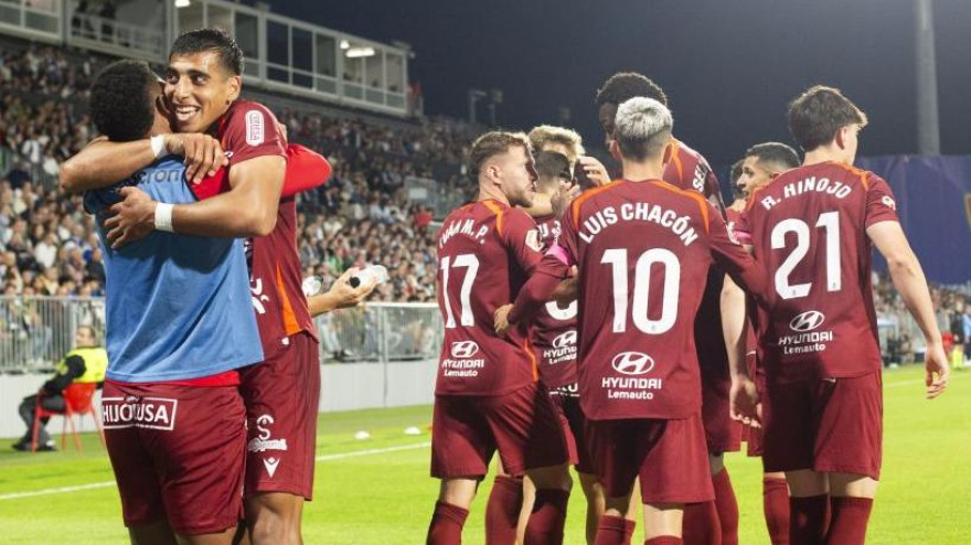 Los jugadores de la Cultural celebran uno de los goles ante el Zaragoza