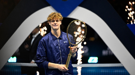 Jannik Sinner posa con la raqueta de oro que le acredita como ganador del Six Kings Slam.
