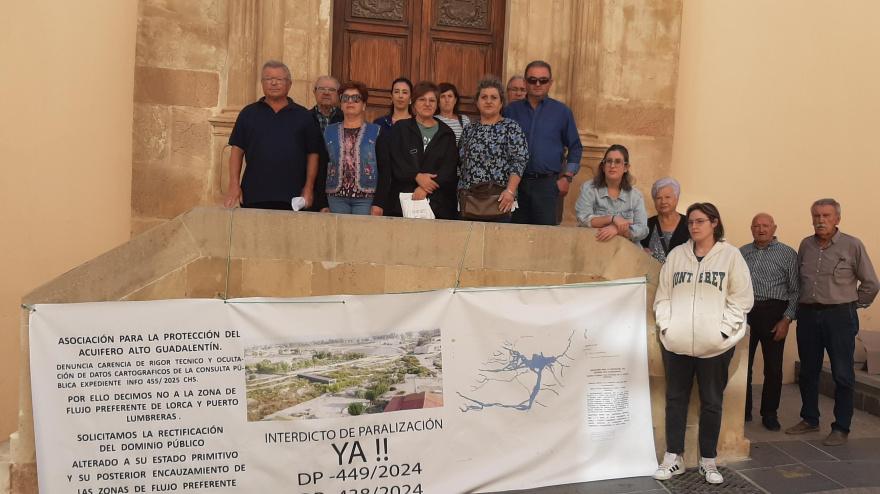 Afectados por las zonas de flujo preferente a las puertas del Ayuntamiento de Lorca