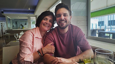 Pablo Forez, acompañado de su madre, Rosa, en Lugo