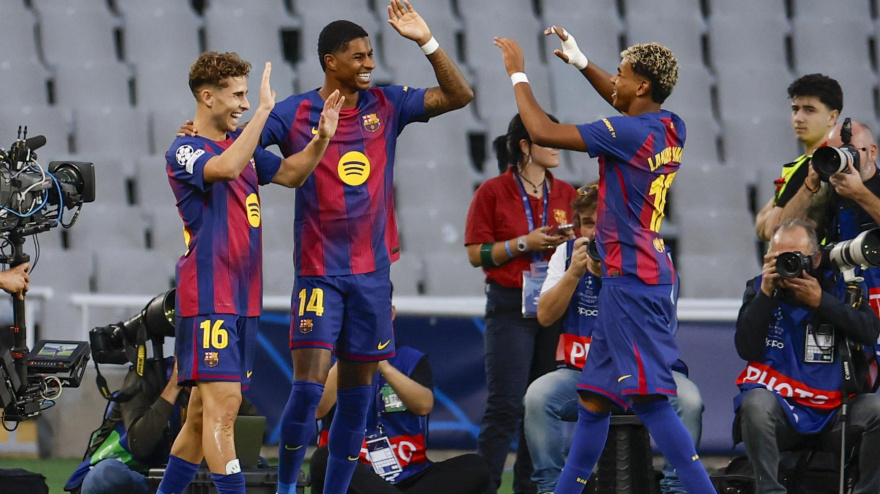 Fermín, Lamine Yamal y Rashford celebran el gol del Barcelona frente al Olympiacos