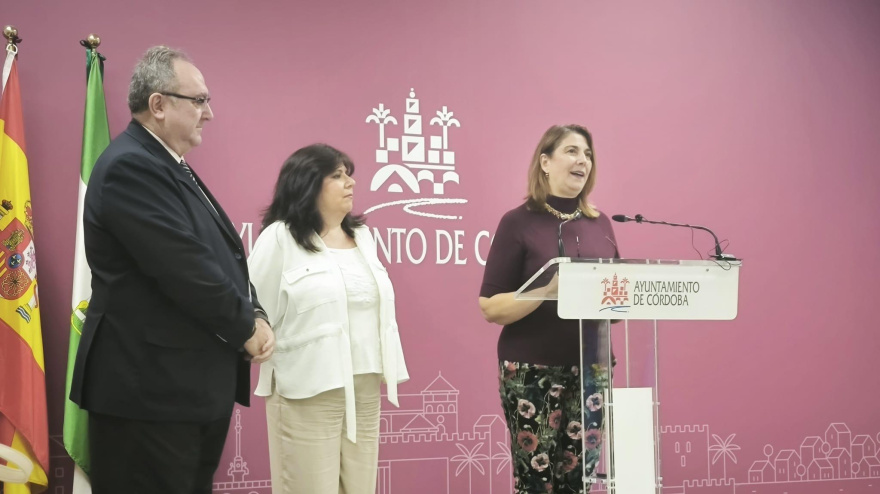 Eva contador en sala de prensa con representantes de la UNED