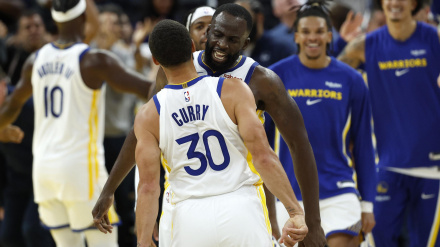 Stephen Curry y Draymond Green celebran el triunfo ante los Denver Nuggets de Jokic.