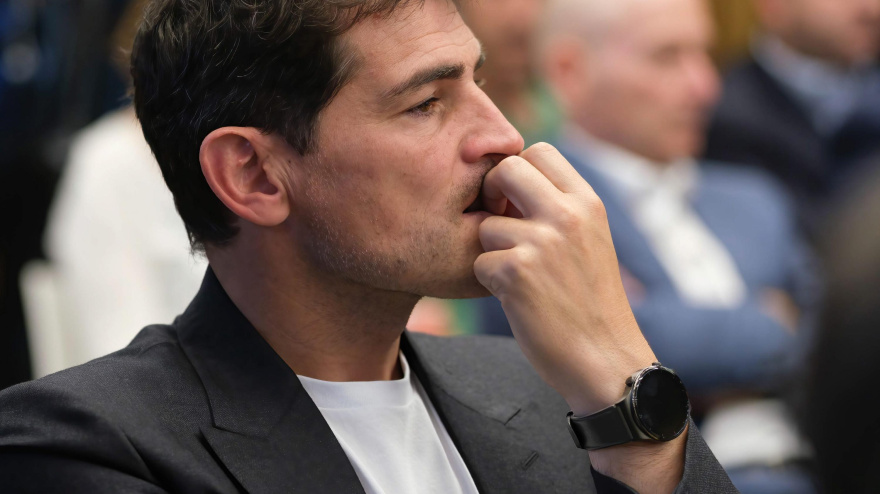 Iker Casillas, durante un acto promocional con uno de sus relojes de colección.