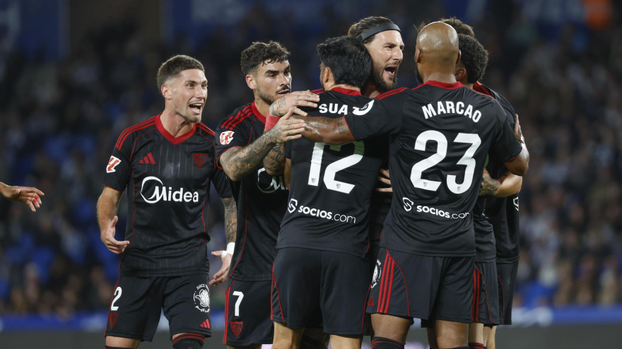 Los jugadores del Sevilla celebran el 1-1 contra la Real Sociedad