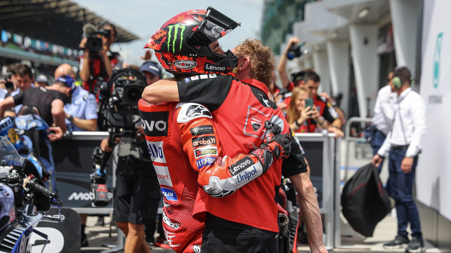 Pecco Bagnaia se abraza con un miembro de su equipo tras su victoria en Sepang en la carrera sprint.