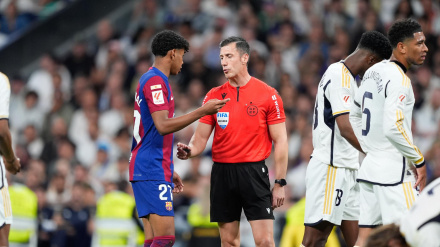 Soto Grado habla con Lamine Yamal durante el único Clásico que ha pitado el árbitro riojano en su carrera.