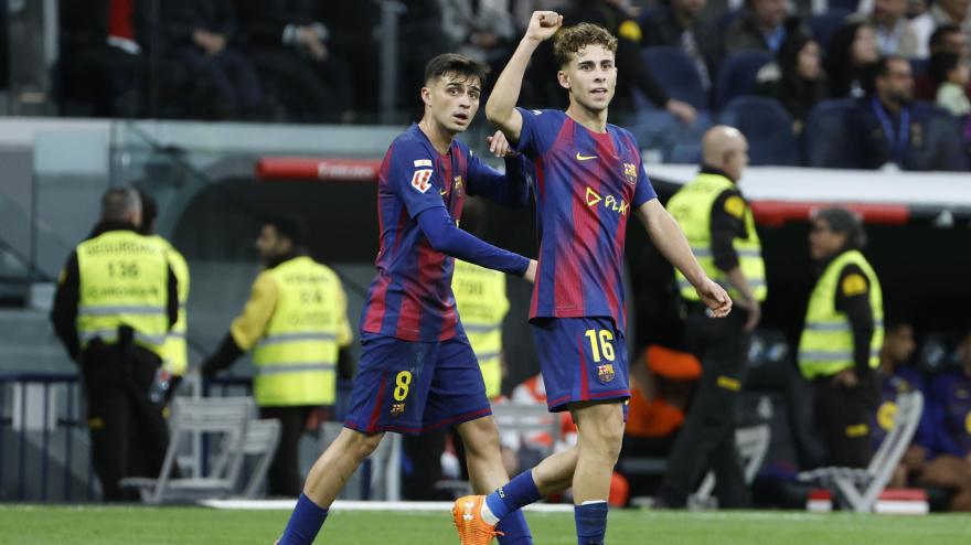 Fermín y Pedri celebran el gol del Barcelona ante el Real Madrid