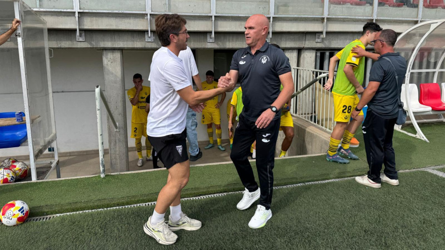 Paco Lorca y Paco Jurado, se saludan antes del inicio del partido