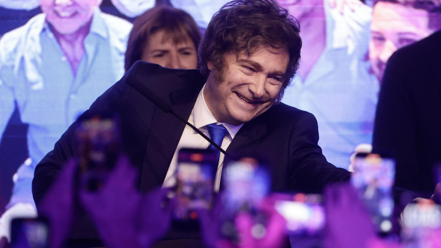 El presidente de Argentina, Javier Milei, celebra tras conocer los resultados de las elecciones legislativas este domingo