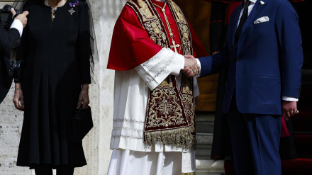FOTODELDIA CIUDAD DEL VATICANO (ESATADO CIUDAD DEL VATICANO), 23/10/2025.- El papa León XIV (c) se despide del rey Carlos III (d) y la reina Camila (i) de Gran Bretaña durante la visita de Estado de la pareja real a la Ciudad del Vaticano, el 23 de octubre de 2025. EFE/ANGELO CARCONI