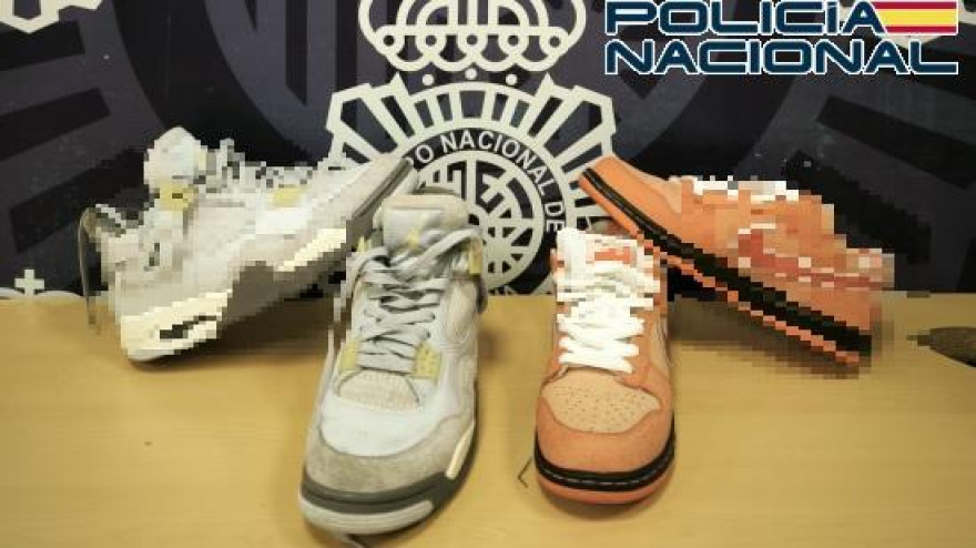 Casi mil euros por dos pares: las zapatillas de lujo que han ayudado a la policía a detener a dos carteristas en Málaga