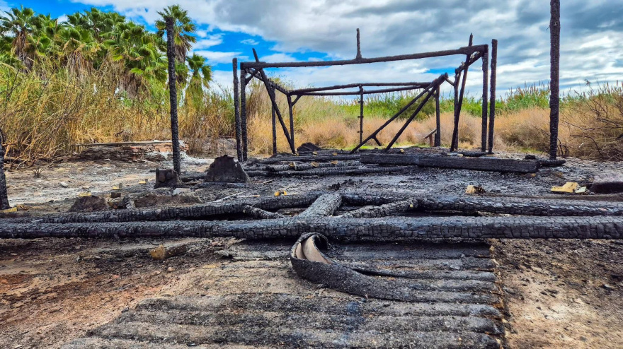 Un incendio calcina una pérgola en la playa de las Azucenas de Motril y el Ayuntamiento apunta a un acto vandálico