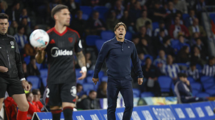 SAN SEBASTIÁN, 24/10/2025.- El entrenador del Sevilla, Matías Almeyda (d), durante el partido de LaLiga de fútbol que Real Sociedad y Sevilla FC disputan este viernes en el Reale Arena, en San Sebastián. EFE/Juan Herrero