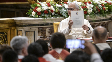 Vatican City (Vatican City State (Holy See)), 27/10/2025.- Pope Leo XIV signs an apostolic letter as he leads a Holy Mass marking the official opening of the Jubilee of the World of Education, in St. Peter's Basilica, Vatican City, 27 October 2025. The Jubilee of the World of Education runs from 27 October to 01 November 2025, and is part of the larger 2025 Jubilee Year of Hope. (Papa) EFE/EPA/RICCARDO ANTIMIANI