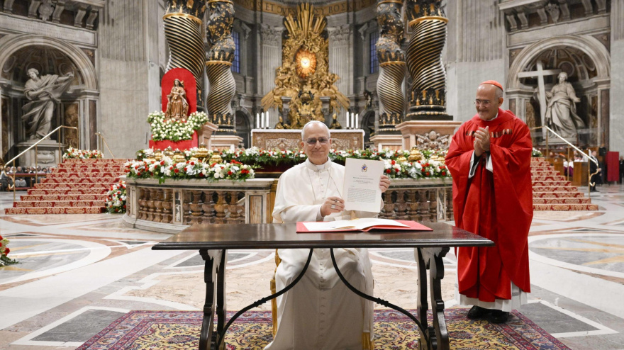 VATICAN CITY (Vatican City State (Holy See)), 27/10/2025.- A handout picture provided by the Vatican Media shows Pope Leo XIV (L) signing an apostolic letter during a Holy Mass marking the official opening of the Jubilee of the World of Education, in St. Peter's Basilica, Vatican City, 27 October 2025. The Jubilee of the World of Education runs from 27 October to 01 November 2025, and is part of the larger 2025 Jubilee Year of Hope. (Papa) EFE/EPA/VATICAN MEDIA HANDOUT HANDOUT EDITORIAL USE ONLY/NO SALES
