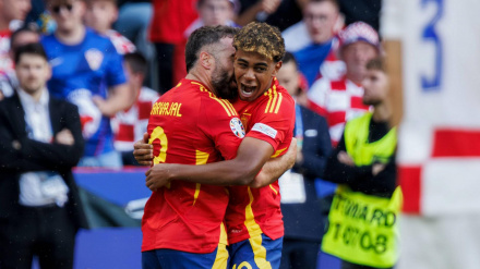 Carvajal y Lamine Yamal se abrazan para celebrar un gol de la Selección Española.