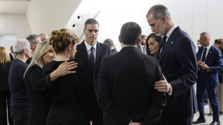 VALENCIA, 29/10/2025.- Los reyes Felipe y Letizia junto al presidente del Gobierno, Pedro Sánchez (c), conversa con familiares de las víctimas a su llegada al funeral de Estado por las 237 víctimas de la dana celebrado este miércoles en Valencia con motivo del primer aniversario de la tragedia. EFE/ Ballesteros POOL