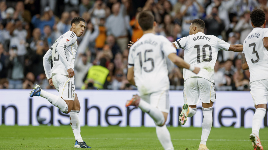 Los jugadores del Real Madrid celebran uno de los goles ante el Valencia