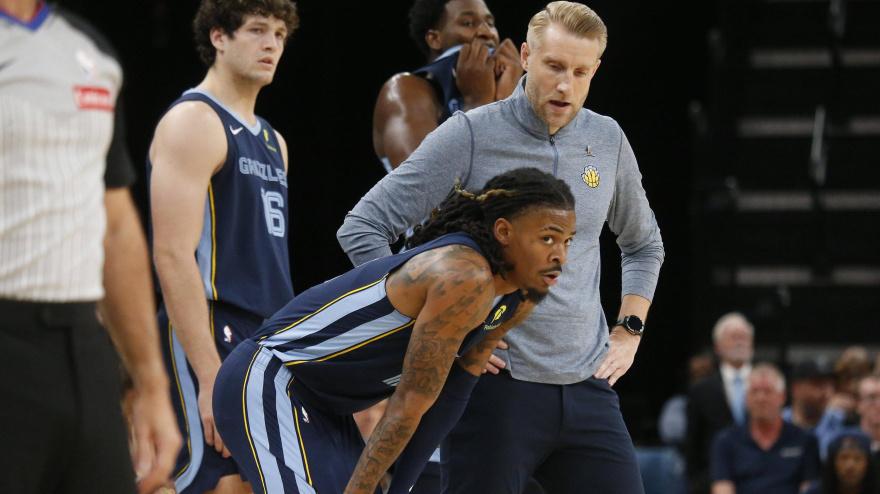 Tuomas Iisalo habla con Ja Morant durante un partido de los Memphis Grizzlies.
