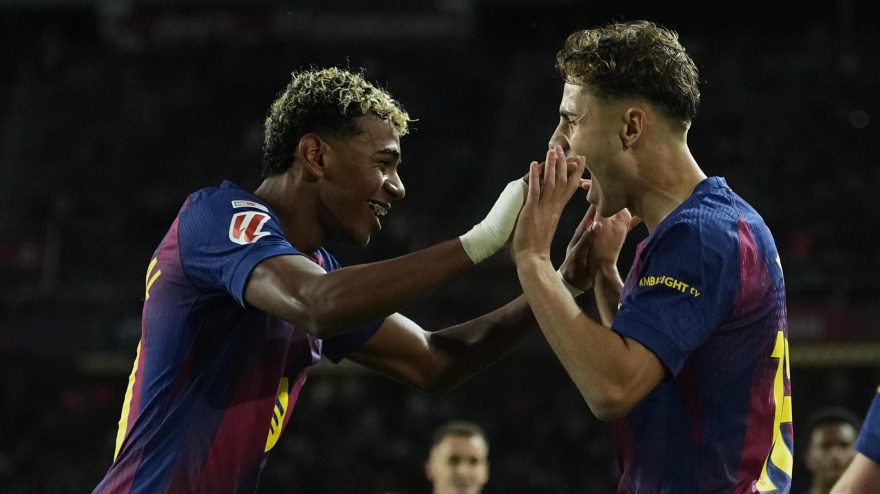 Lamine Yamal celebra con Fermín el 1-0 del Barcelona contra el Elche