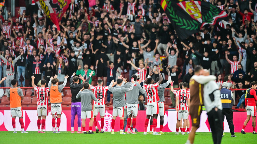 Los jugadores del Sporting celebran con los aficionados en El Molinón