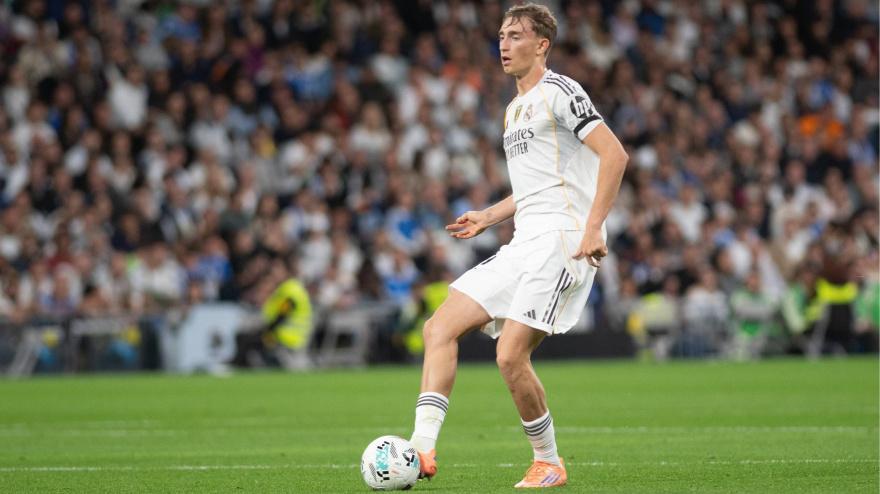 Huijsen jugando contra el Valencia