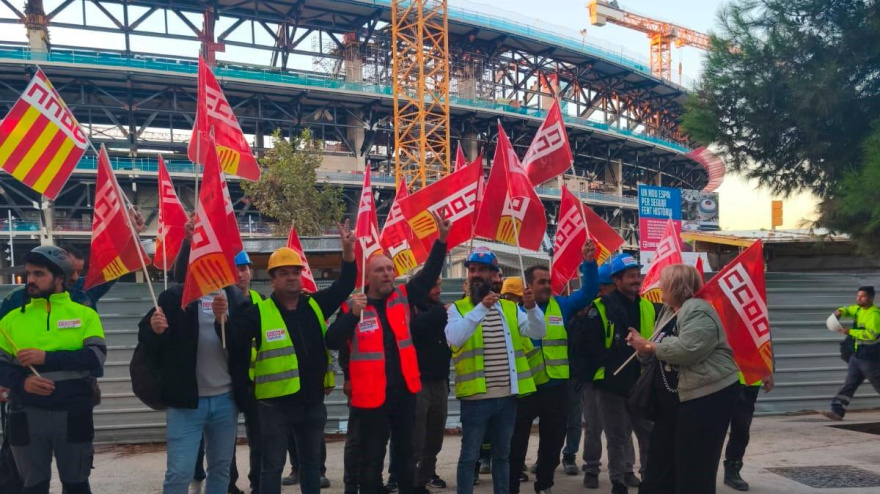 Protestas ante el Camp Nou por el despido de obreros en "situación irregular"