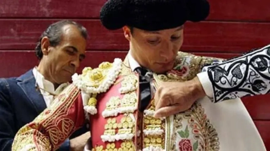 Luis Miguel Villalpando ayudando a Diego Urdiales a liarse el capote de paseo