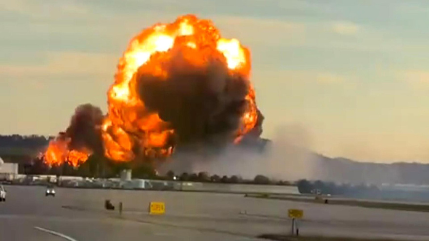 Captura de video tomada de rastreo de redes que muestra el momento de la explosión de un avión de la empresa UPS