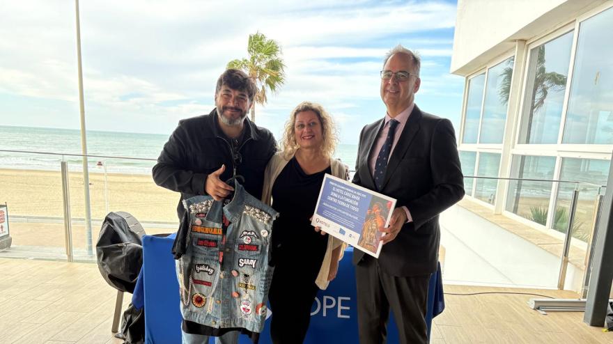 El chaleco de Los Butaneros adquirido por el Hotel Cádiz Bahía para Tierra de Todos