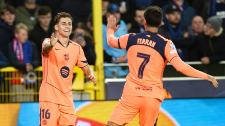 Ferran y Fermin celebran el gol del Barcelona al Brujas