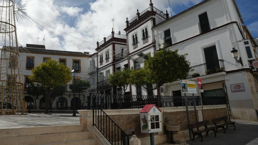 El municipio sevillano se convierte en la primera localidad del país en encender su alumbrado navideño