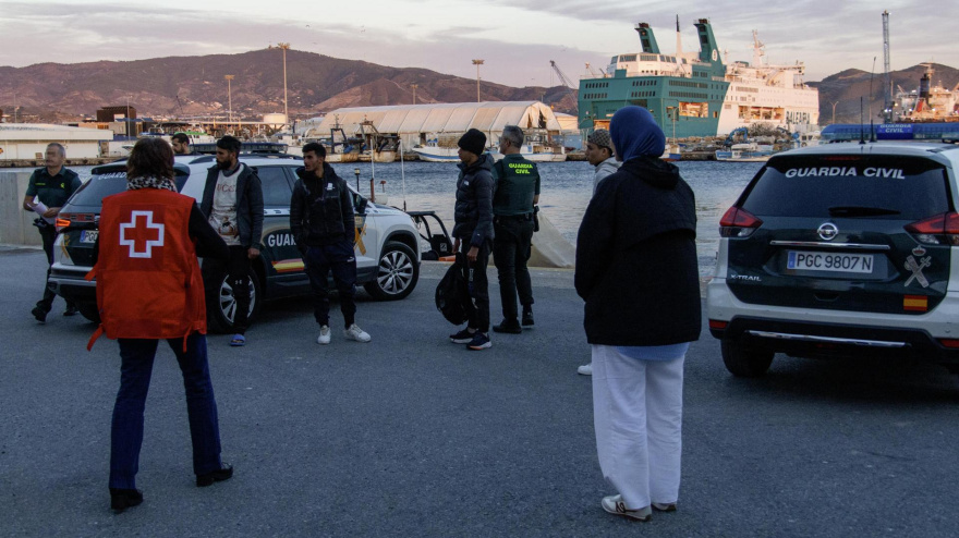 La Guardia Civil detiene a cuatro personas que llegaron en una potente lancha a una playa de Almuñécar