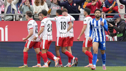 Tsygankov celebra con sus compañeros su gol, en el Girona - Alavés
