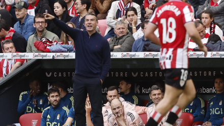 BILBAO, 09/11/2025.- El entrenador del Real Oviedo, Luis Carrión, da instrucciones durante el partido ante el Athletic de la jornada 12 de Liga disputado este domingo en el estadio de San Mamés. EFE/Miguel Toña