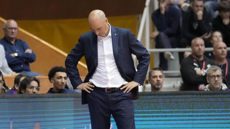 Joan Peñarroya, cabizbajo durante el Girona - Barcelona de este domingo