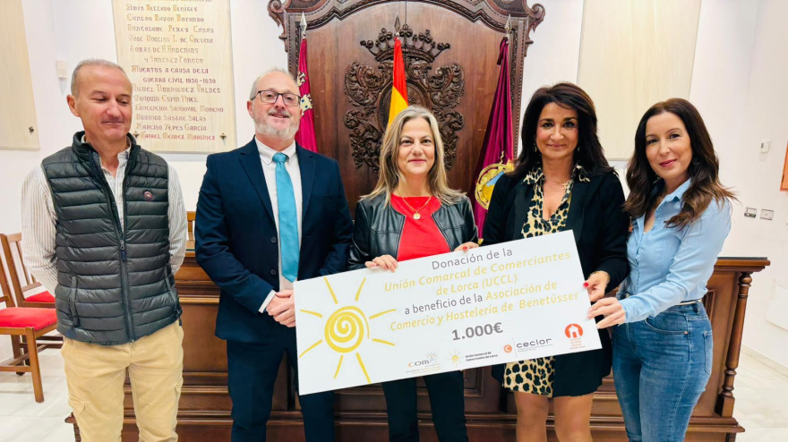 Entrega del cheque solidario de los comerciantes de Lorca a Benetússer