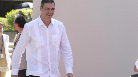 El presidente del Gobierno de España, Pedro Sánchez, con una guayabera