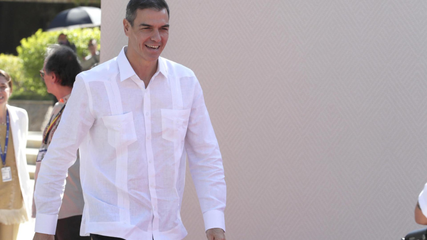El presidente del Gobierno de España, Pedro Sánchez, con una guayabera