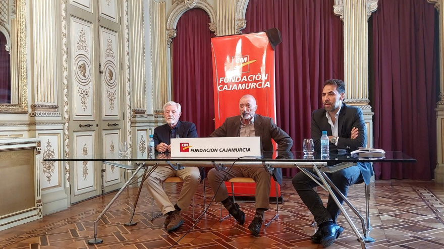 Pérez Reverte presentando nueva novela