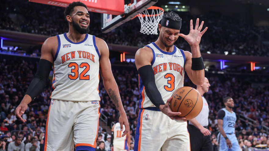 Karl-Anthony Towns y Josh Hart, durante un instante del partido ante los Memphis Grizzlies.