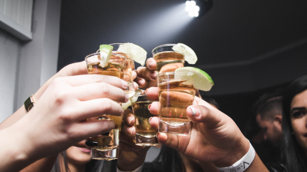 Grupo de jóvenes brindando con chupitos