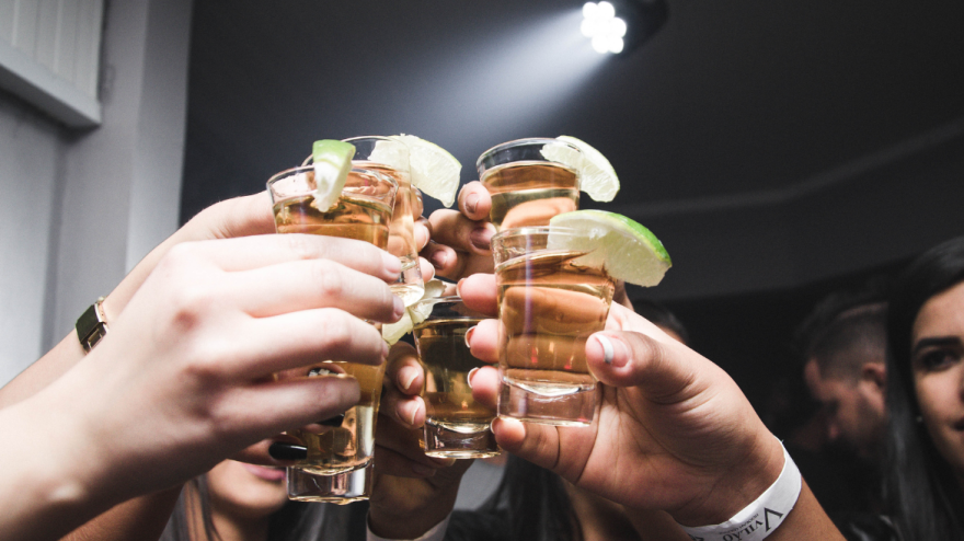 Grupo de jóvenes brindando con chupitos