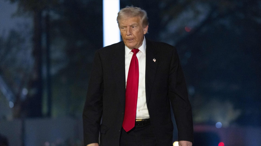 El presidente de Estados Unidos, Donald J. Trump, camina hacia la residencia tras descender del helicóptero Marine One en el jardín sur de la Casa Blanca en Washington, D.C.