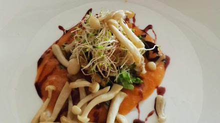 La vida es un carnaval es el nombre de la tapa de Julia Medrano que combina bacalao al pil pil con setas, una fina masa de pan y bogavante