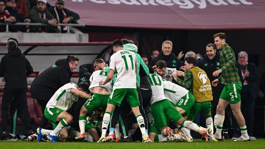 Los jugadores de Irlanda celebran el 2-3 de Parrott que les mandaba a la repesca.