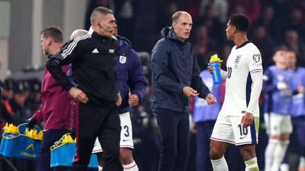 Jude Bellingham con Tuchel tras ser cambiado durante el partido ante Albania