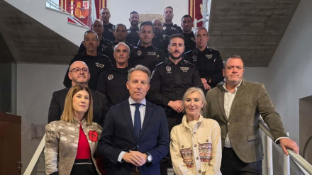 El alcalde y concejales con los agentes premiados en el Ayuntamiento de Lorca