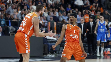 Taylor celebra una canasta mientras Costello le felicita